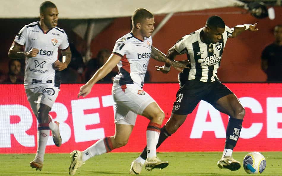 Torcedores do Botafogo criticam atuação de Júnior Santos no primeiro tempo: 'Bagre'
