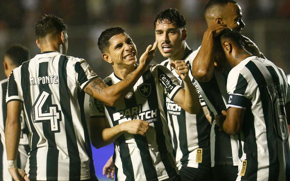 Botafogo vence o Vitória e assume a liderança do Brasileirão