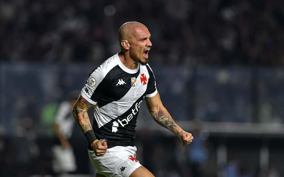 Maicon celebra momento do Vasco e quer brigar por melhores posições no Brasileirão: 'Ainda é pouco'