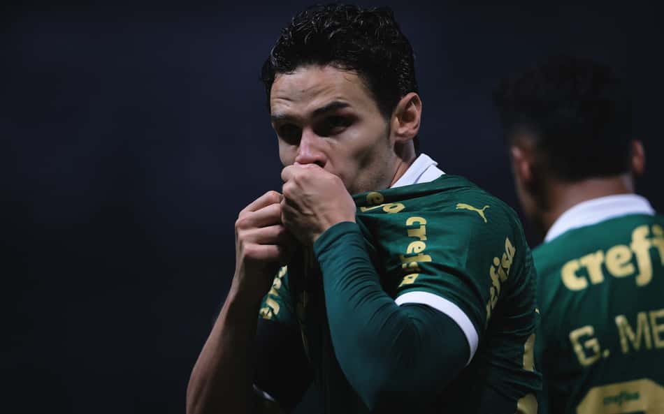 Palmeiras vence com tranquilidade e afunda Corinthians na zona de rebaixamento do Brasileirão