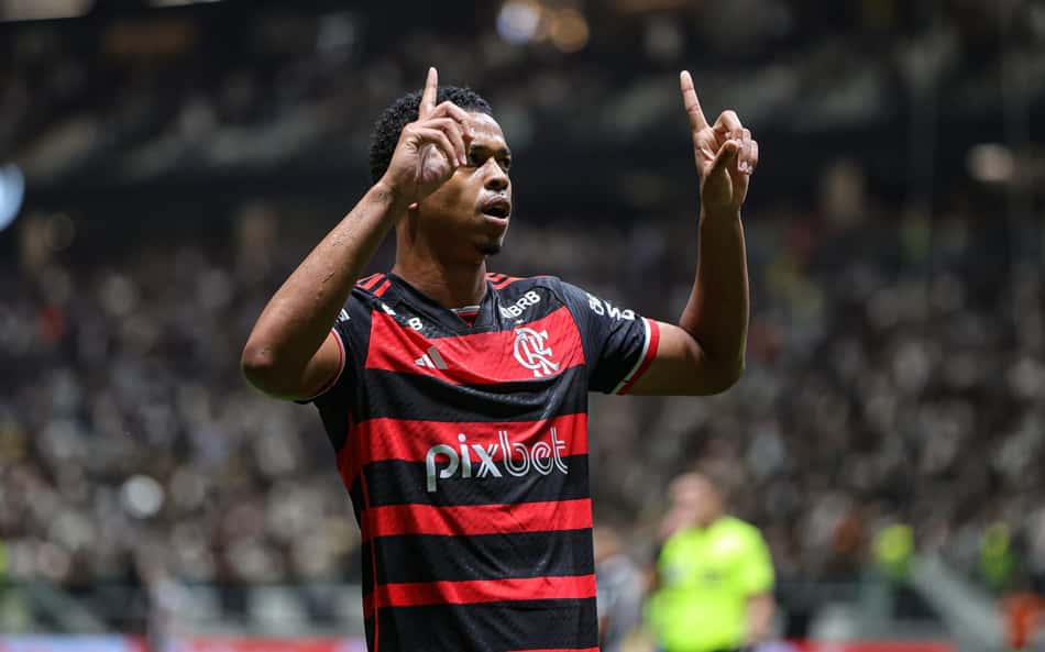 Carlinhos dá relato emocionado após gol em Flamengo x Atlético: 'Vivendo luto'