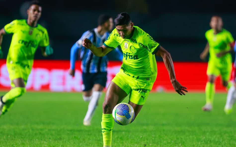 Lance de Rony em jogo do Palmeiras viraliza na web: 'Novo zagueiro do Grêmio'