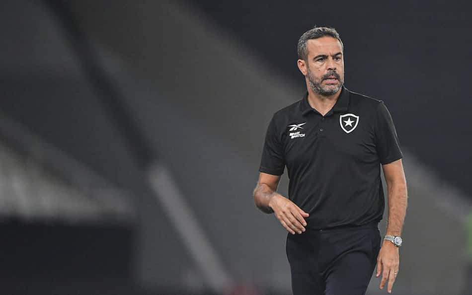 Arthur Jorge avalia favoritismo do Botafogo ao título brasileiro: 'Estamos orgulhosos'