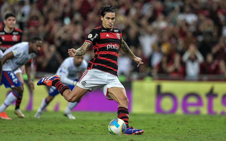 Análise do VAR de Flamengo x Fortaleza confirma pênalti em Pedro: 'Calçado de forma imprudente'