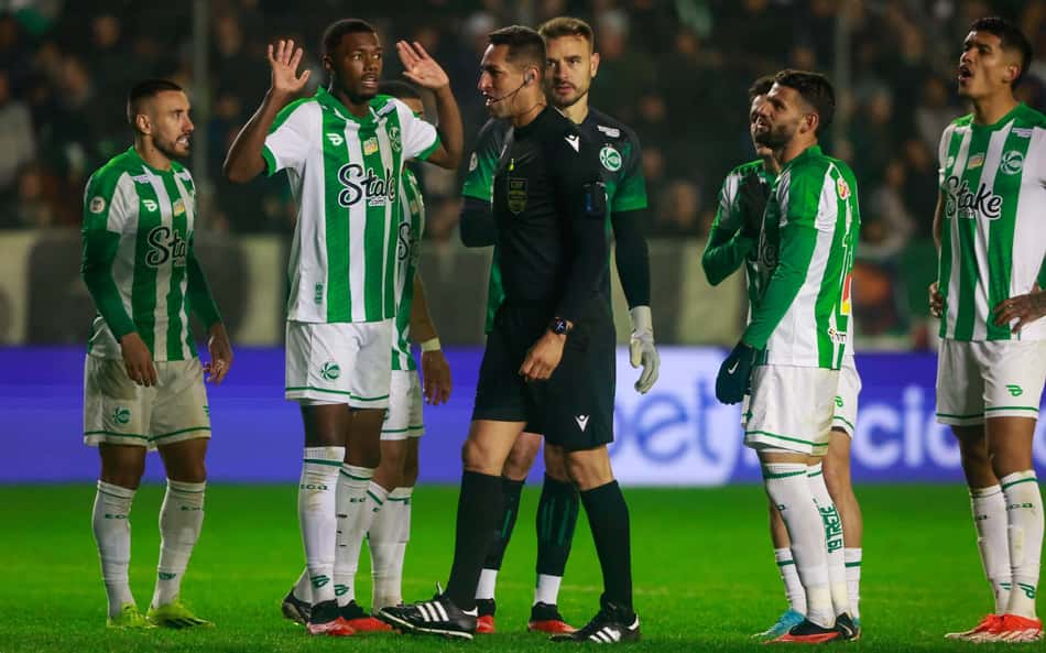 Torcedores disparam contra arbitragem na partida entre Juventude x Internacional: 'Maior assalto da história'