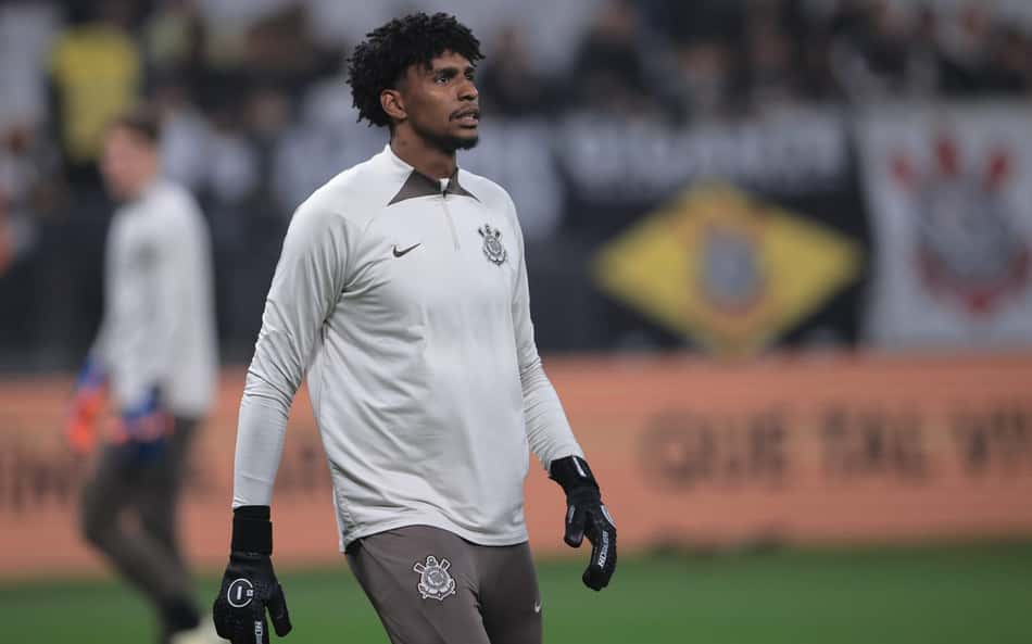 Narrador da Globo exalta defesa de Hugo Souza pelo Corinthians: 'Estatura e velocidade'