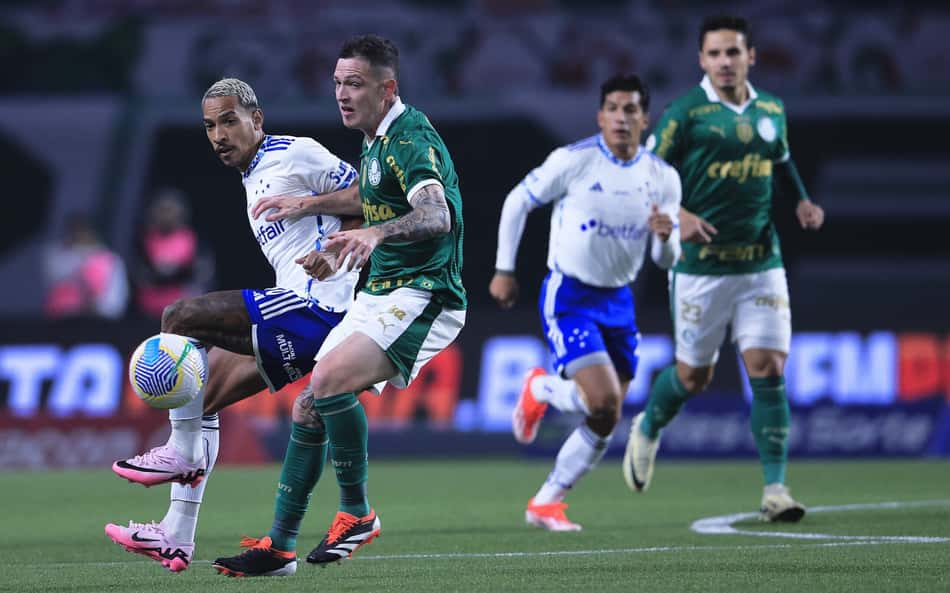 Palmeiras vence Cruzeiro com VAR polêmico e segue na caça ao Botafogo no Brasileirão