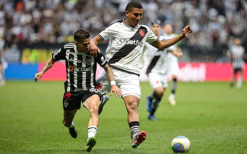 Mateus Carvalho se firma como titular no Vasco, cai nas graças da torcida e pode superar números na carreira