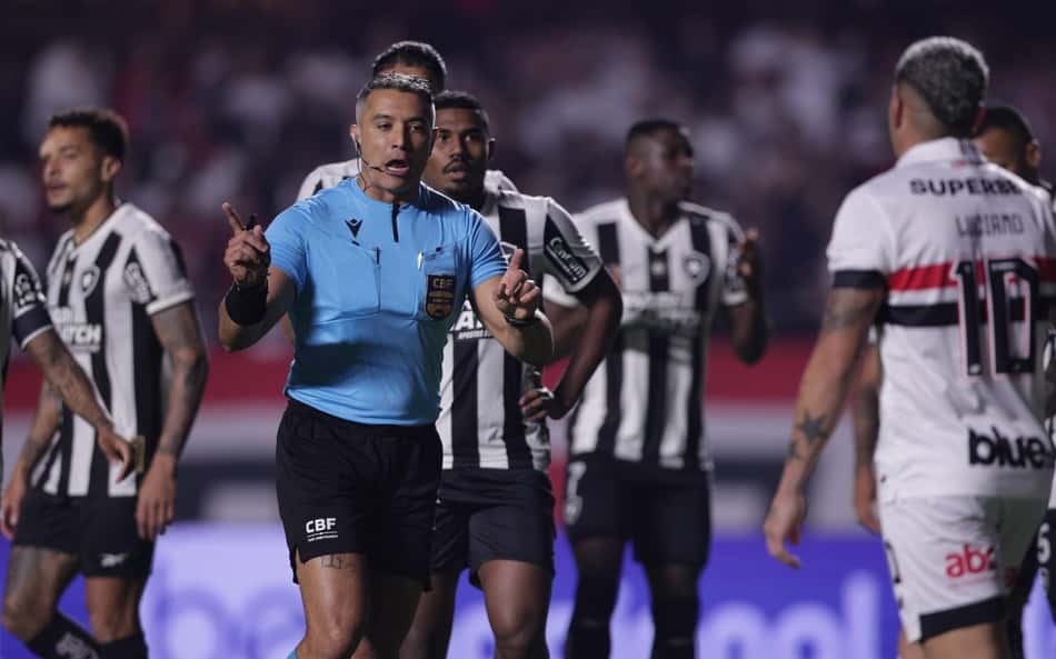 Jornalista da Globo discorda de pênalti marcado em São Paulo x Botafogo: 'Controverso'