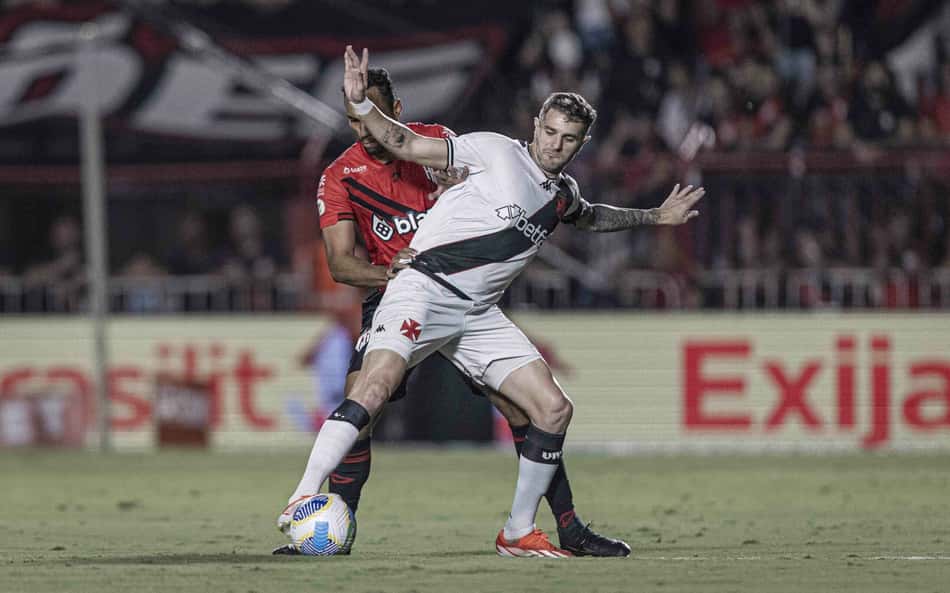 Jogador do Atlético-GO dá joelhada na cara de Vegetti e é expulso contra o Vasco