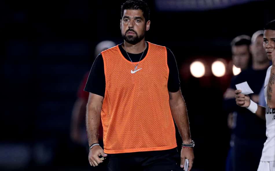Torcedores do Corinthians comemoram demissão de António Oliveira e escolhem substituto