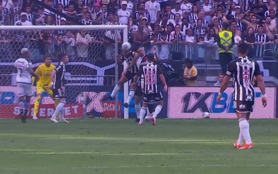 Internautas questionam VAR em lance com Praxedes em Atlético-MG x Vasco: 'Cotovelada deixou de ser pênalti?'