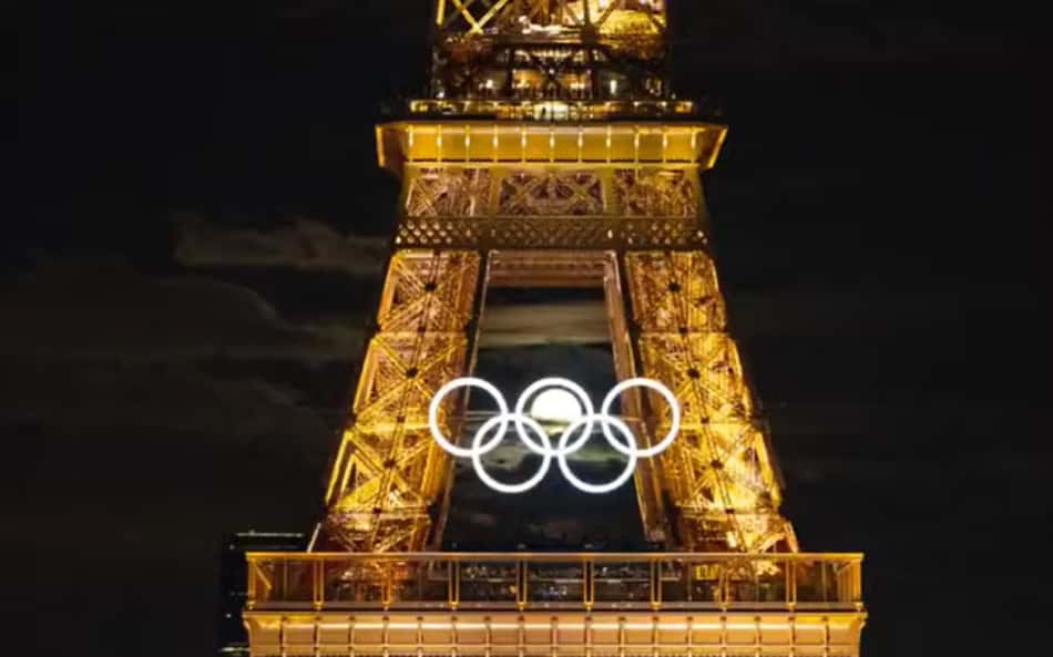 Foto com lua nos anéis olímpicos da Torre Eiffel viraliza nas redes; confira