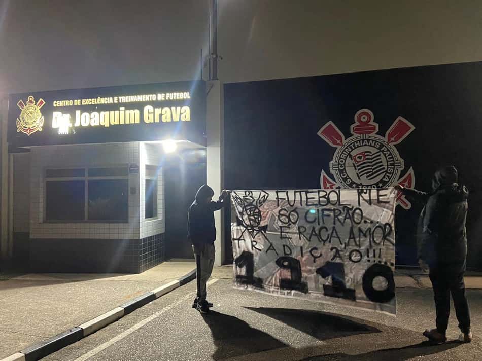 Corinthians-torcedores-protesto-1