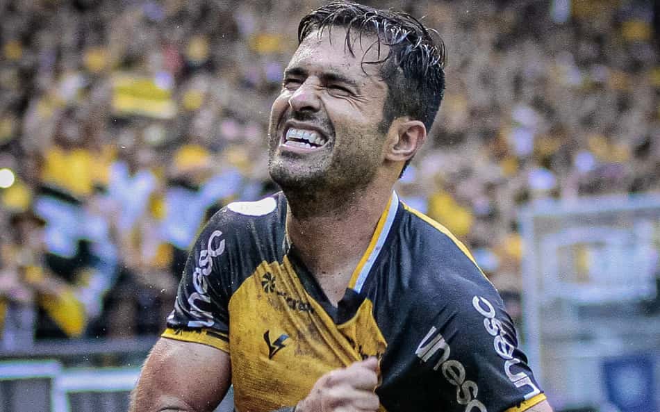 Atacante Eder projeta despedida no Criciúma, clube do coração: 'Motivo de orgulho'