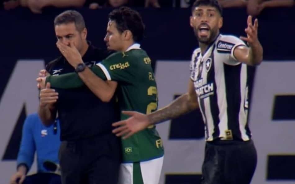 Botafogo x Palmeiras: Veiga acerta bolada no rosto de Artur Jorge, e lance viraliza; veja