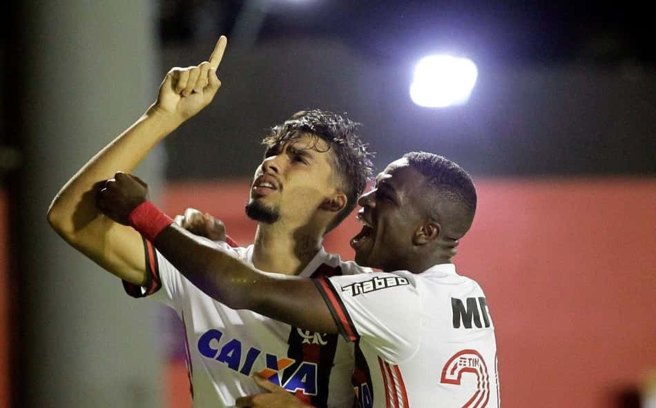 Paqueta-comemora-com-Vini-Jr-gol-em-Vitoria-x-Flamengo-no-Barradao