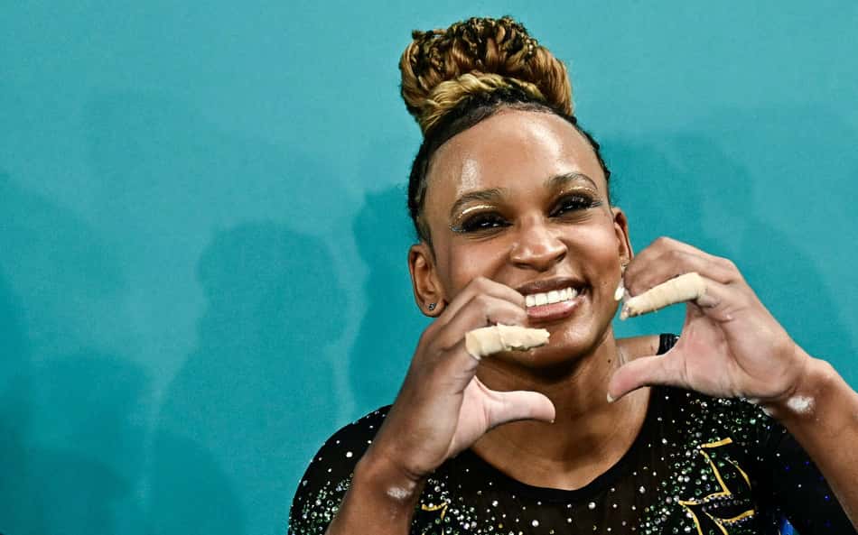 'Te amo, Rebeca Andrade': torcedores se emocionam com bronze do Brasil nas Olimpíadas