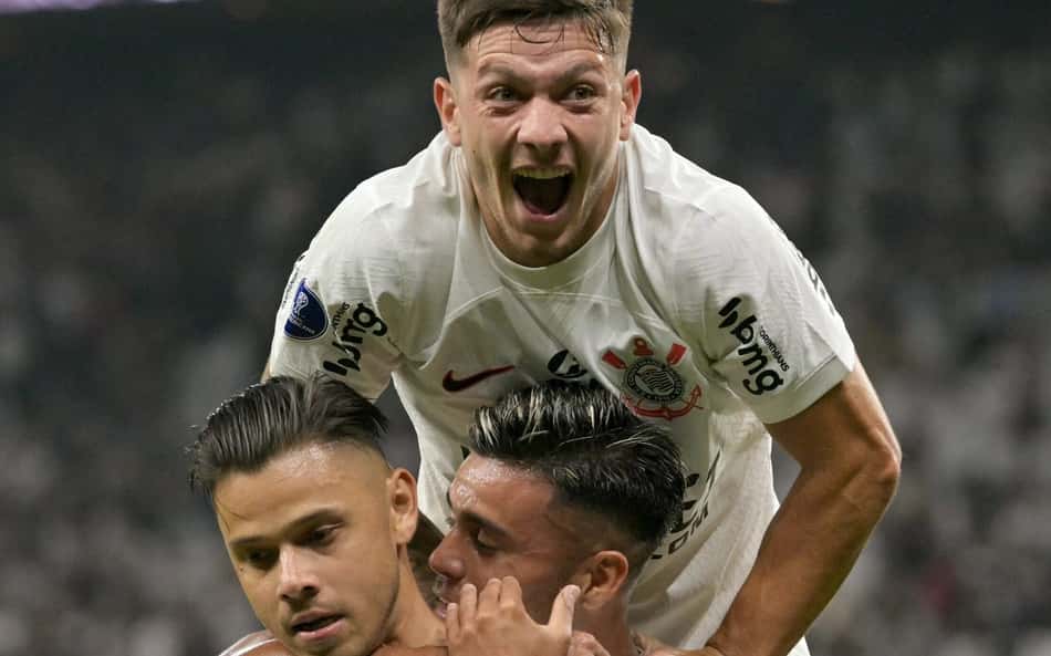 Torcedores disparam contra titular do Corinthians: 'Nunca acerta nada'