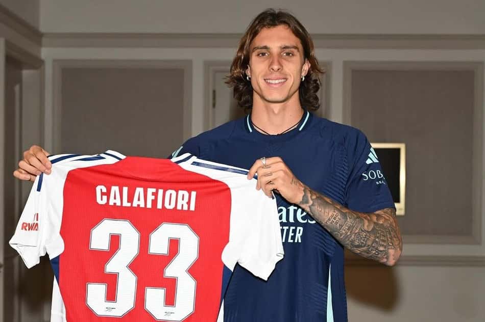 Calafiori com a camisa do Arsenal