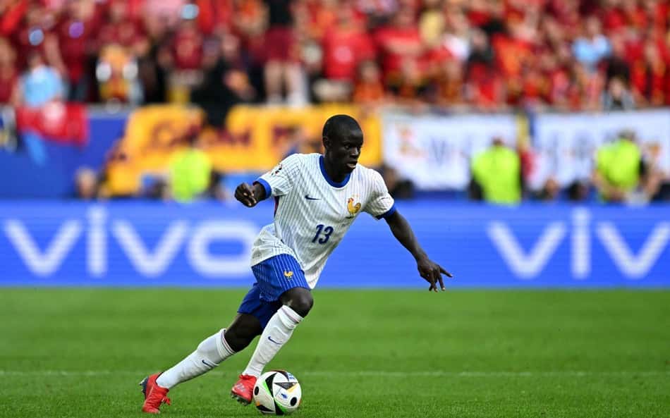 Kanté desfila contra a Bélgica e torcedores vão ao delírio na web: 'Melhor da Euro'