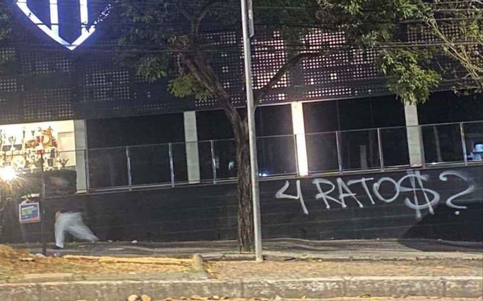 Torcedores picham sede do Atlético-MG após derrota para o Botafogo