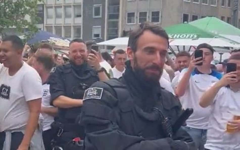 Torcedores ingleses se divertem e cantam com policial 'sósia' de Southgate; veja o vídeo
