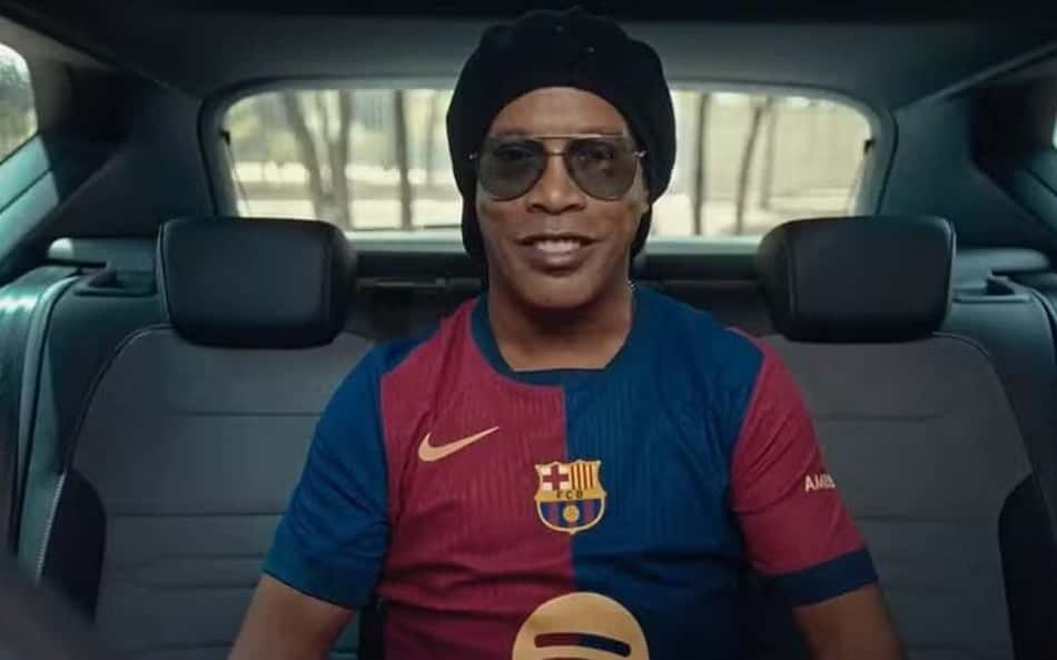 Com Ronaldinho estrelando, Barcelona lança nova camisa para a temporada 2024/25
