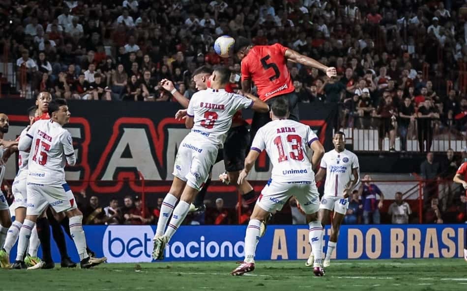 'Atos de brutalidade': Atlético-GO x Bahia tem briga com direito a chute em árbitro; veja súmula