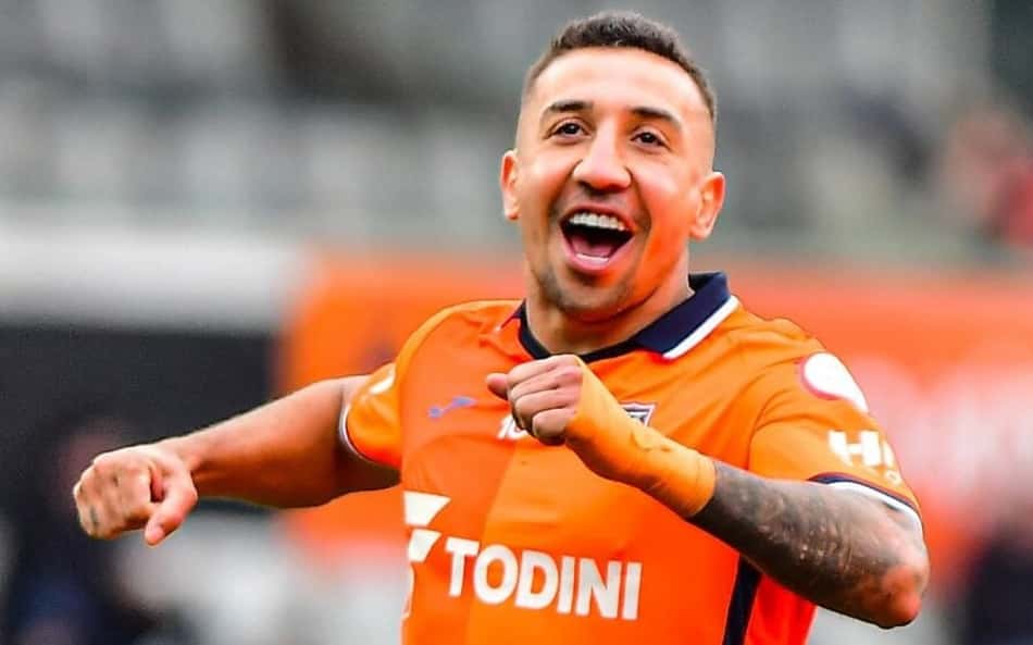 Com golaço de brasileiro Davidson, Basaksehir goleia e encaminha classificação na Conference League