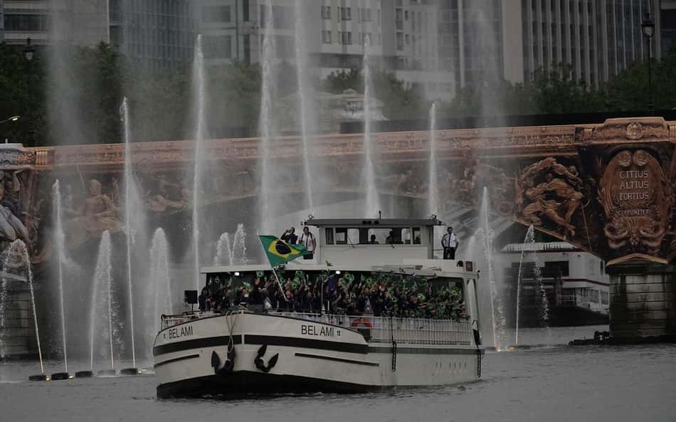 Web compara embarcação do Brasil na abertura das Olimpíadas com 'Cruzeiro do Neymar'