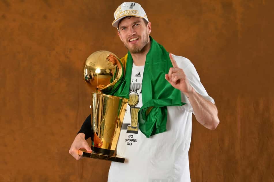 Tiago Splitter comemorando vitória na NBA (Foto: AFP)
