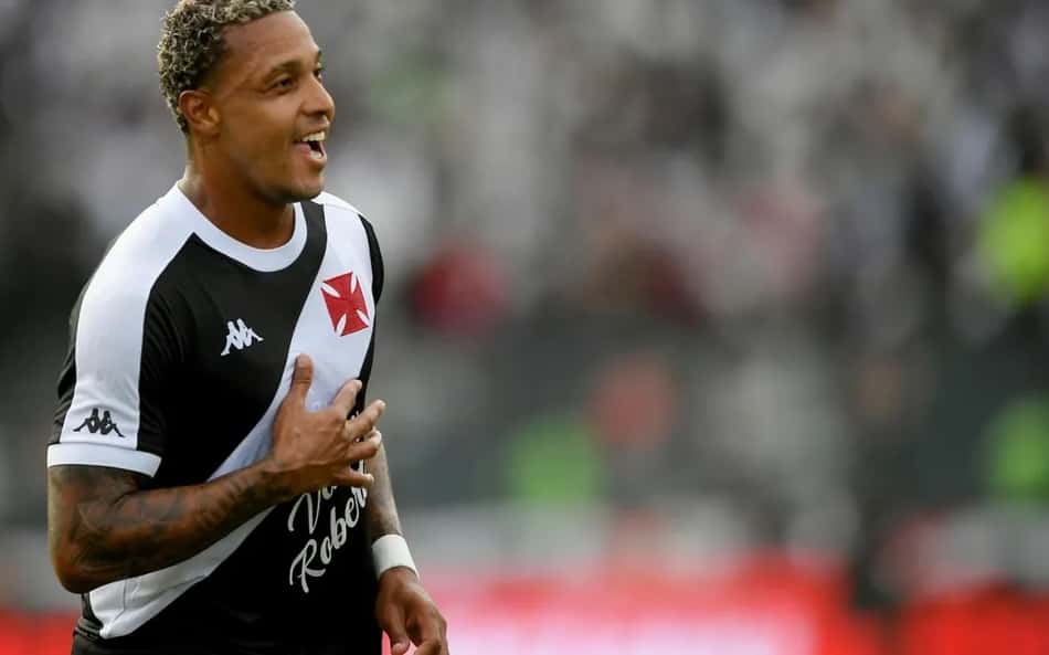 Herói da vitória do Vasco, David entra por engano em ônibus do Atlético-GO