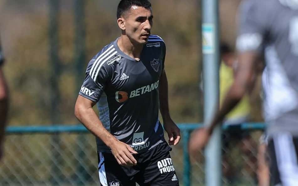 Zagueiro chega a Belo Horizonte para se apresentar ao Atlético-MG