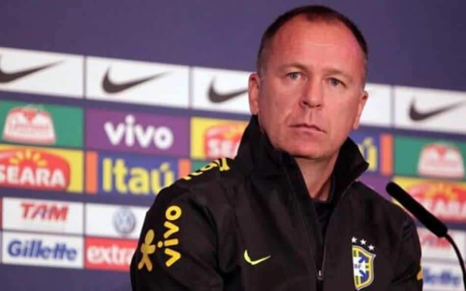 Torcedores do Fluminense apoiam chegada do novo técnico: 'Sou mano do Mano'