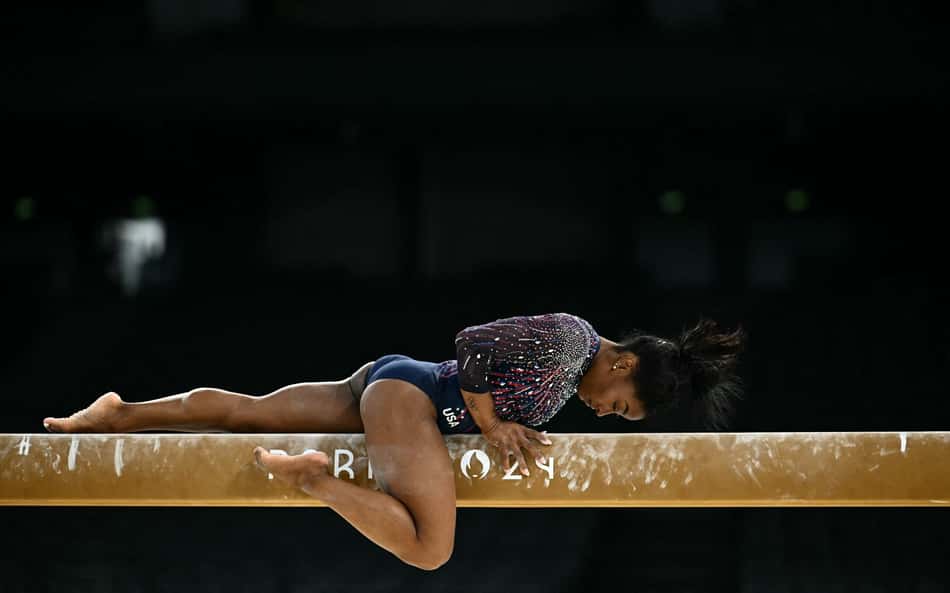 Simone Biles cai na ginástica, e brasileiros enlouquecem nas redes sociais: 'Ela não vem mais'