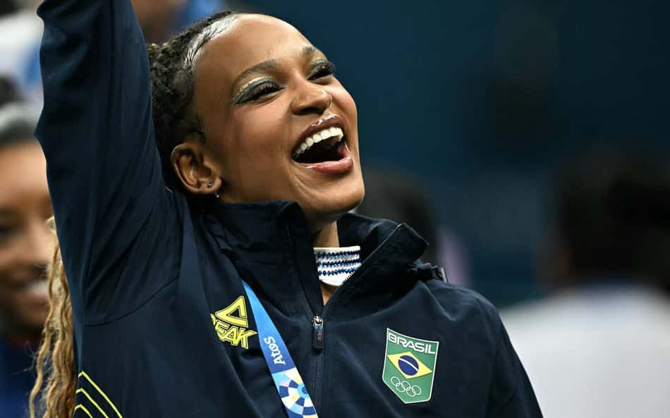 Olimpíadas: Rebeca Andrade explica por que não fez salto inédito na final contra Simone Biles