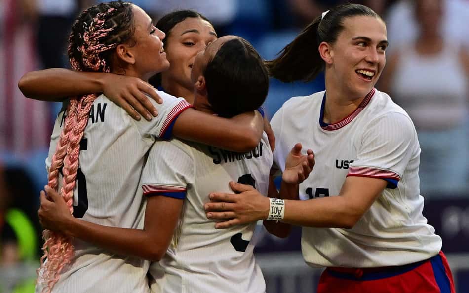 Com gol salvador na prorrogação, EUA eliminam a Alemanha e chegam à decisão pelo ouro