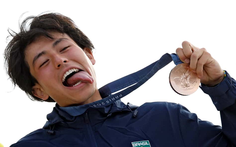 Mãe de Augusto Akio se emociona com medalha do filho nas Olimpíadas: 'Nunca foi sacríficio'