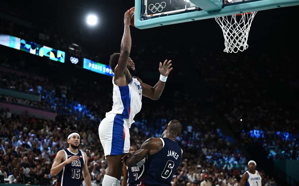 Jogador que cravou sobre LeBron James nas Olimpíadas se aproxima da NBA