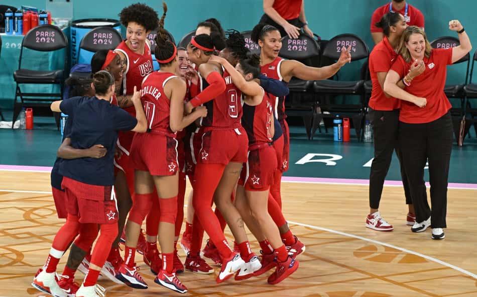 EUA vence França no basquete feminino por 'pé na linha' e garante liderança no quadro de medalhas das Olimpíadas