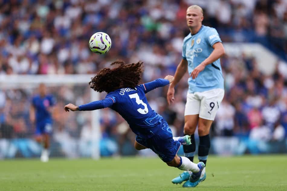 Manchester City e Chelsea em jogo pela Premier League 2024/25 (Foto: Adrian DENNIS / AFP)