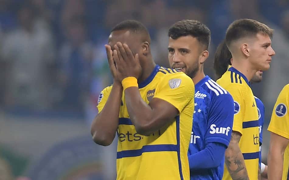Advíncula, do Boca Juniors, é expulso com 14 segundos contra o Cruzeiro, e web reage: 'Entrada criminosa'