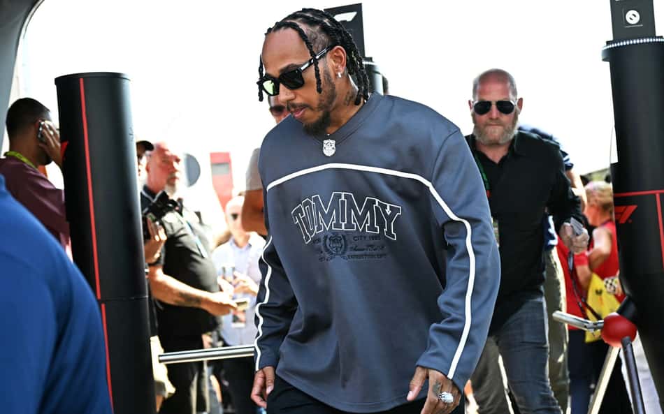 Hamilton faz reclamação inusitada sobre carro: 'Sauna sem shorts'