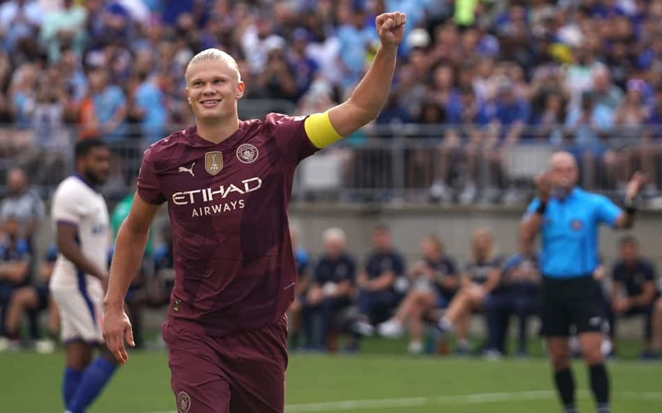 Haaland leva internautas à loucura com hat-trick em clássico: 'É o pai do Chelsea'