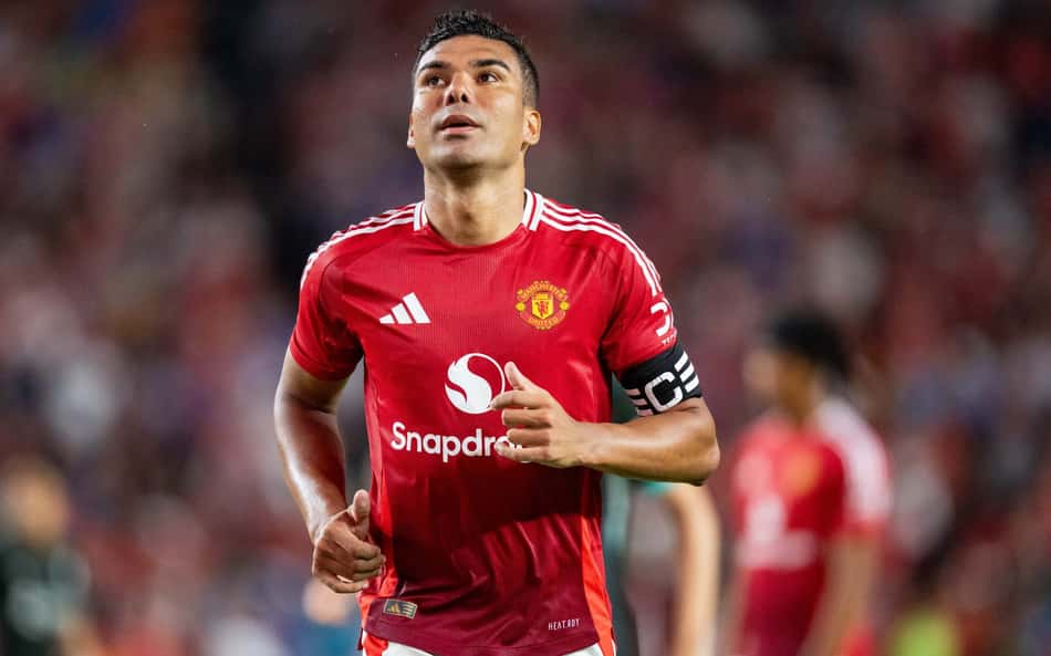 Casemiro sofre drible desconcertante em derrota do Manchester United, e web detona: 'Que fim de carreira'