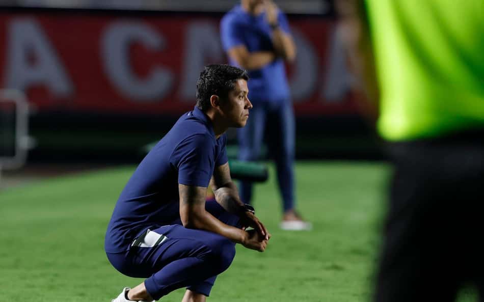 Thiago Carpini recebe críticas de torcedores após expulsão no clássico: 'Infantil'