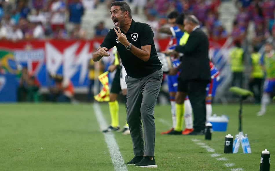 Artur Jorge lamenta expulsão polêmica e eliminação do Botafogo: 'Detalhe que estraga o jogo'