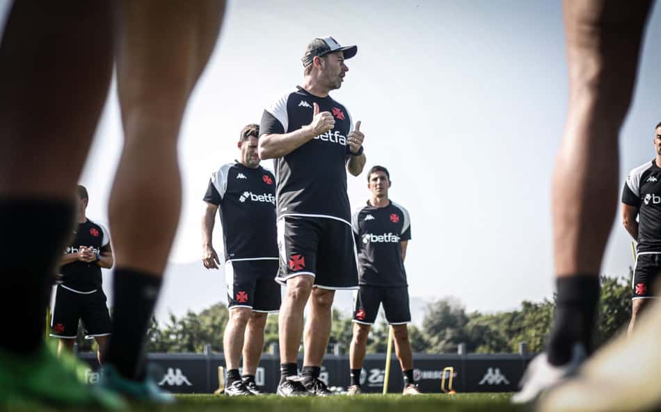 Rafael Paiva vislumbra futuro como técnico do Vasco: 'Estou mais estabilizado'