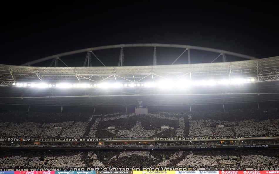 Torcedor do Botafogo faz gesto racista em jogo contra o Palmeiras; Alvinegro se posiciona